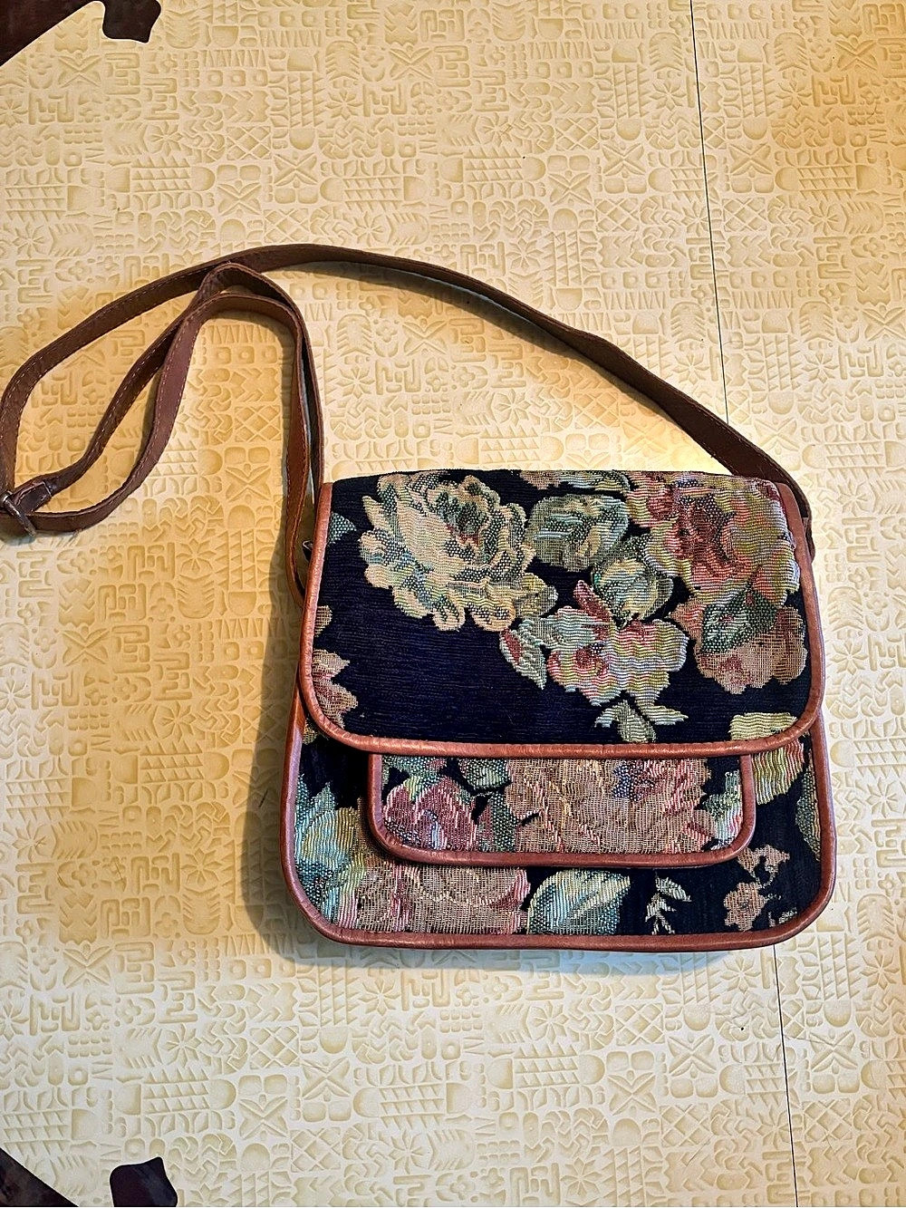 Voor Floral Tapestry Crossbody in Black & Brown